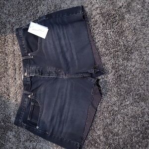 UNIVERSAL THREAD WOMEN'S BLACK WASH DENIM SHORTS. SIZE 16 NWT